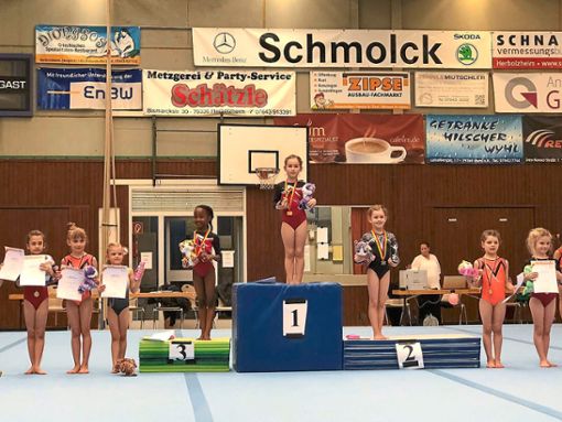 die 7-jährige Eliana Schäfer vom TV Friesenheim holte den Siegerpokal. Foto: Vetter Foto: Lahrer Zeitung