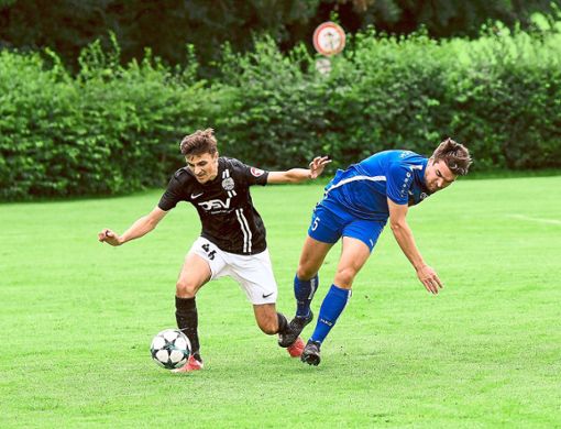 Am vergangenen Wochenende gewann der FSV Seelbach (in Blau) im Derby gegen Sulz. Nun steht das Duell gegen Oberschopfheim an. Foto: Künstle