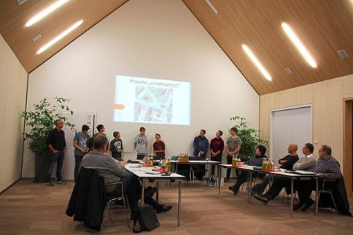Die Neuntklässler der Bärbel-von-Ottenheim-Schule präsentierten dem Ortschaftsrat ihre Vorstellungen zum Projekt Lindenplatz  Foto: Lehmann Foto: Lahrer Zeitung