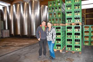 Thomas und Esther Meier in der Lagerhalle für Apfelsaft, die bereits verkauft ist. Foto: Kornfeld
