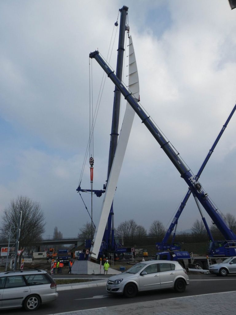 Der Bau der Brücke für die Landesgartenschau ist am Donnerstag einen Schritt vorangekommen. Es wurde der 50 Meter hohe und 77 Tonnen schwere Pylon aufgerichtet, der den Brückenüberbau tragen soll.
