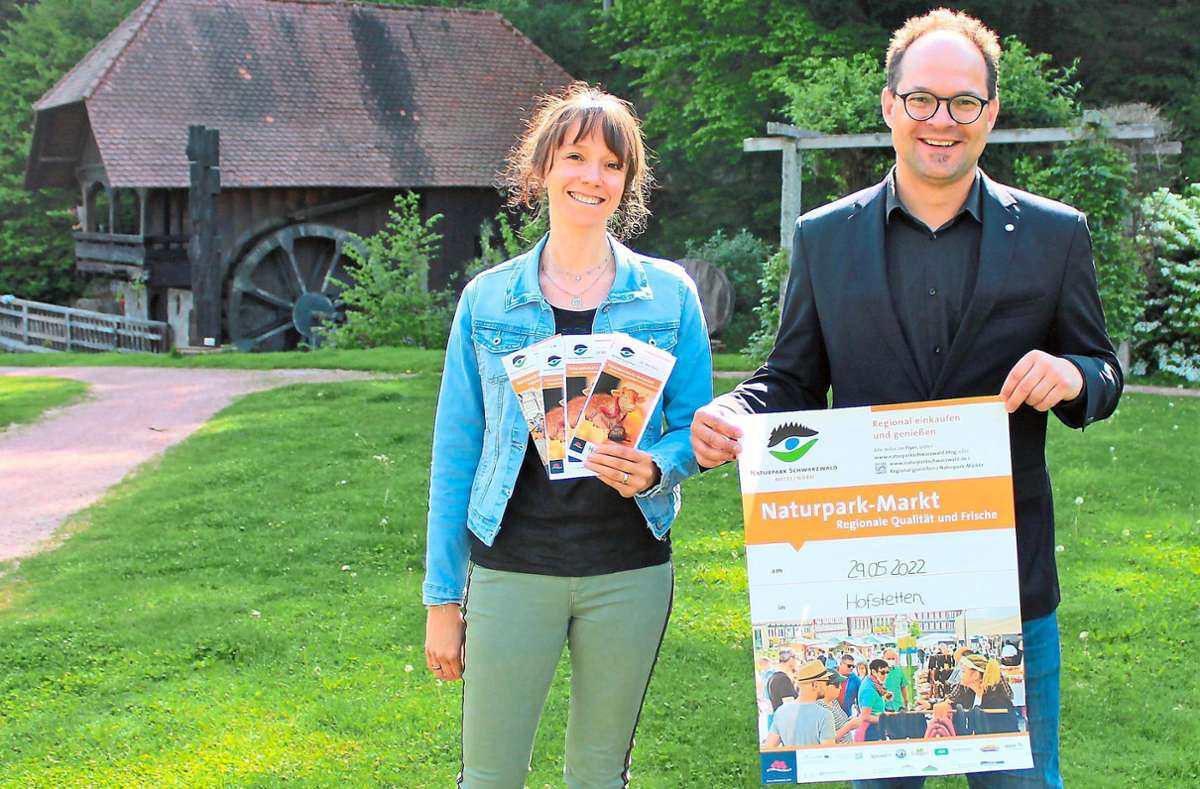 Bürgermeister Martin Aßmuth und seine Mitarbeiterin Jessica Matt freuen sich auf den ersten Naturpark-Markt in Hofstetten. Foto: Störr