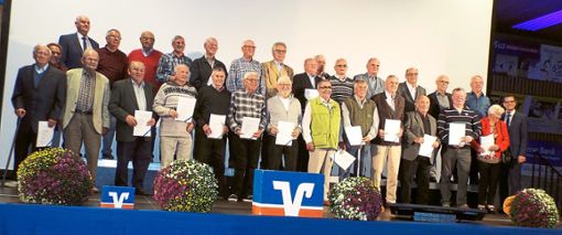 Zahlreiche Genossenschaftsmitglieder der Volksbank Lahr wurden für 40-, 50- und 60-jährige Mitgliedschaft geehrt.  Fotos: Heitzmann Foto: Lahrer Zeitung