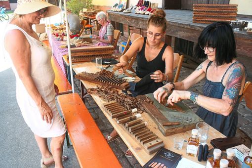 Zwei Mitarbeiterinnen der Lahrer Zigarrenmanufaktur Herr Lehmann demonstrierten das traditionelle Zigarrendrehen. Fotos: Masson Foto: Lahrer Zeitung