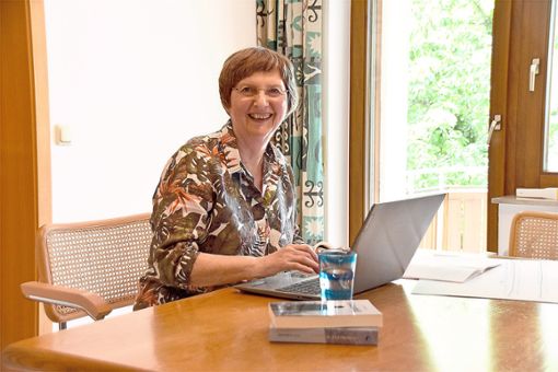 Gudrun Schmauks beim Schreiben: Die Autorin verbringt täglich mehrere Stunden an ihrem Laptop. Foto: Göpfert