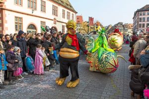 In Straßburg fängt der Karneval erst an, wenn die Fasent in der Ortenau längst vorbei ist: Am 11. März ziehen wieder fantasievolle Figuren und Gefährte    vom Place de l’Etoile zum Place Gutenberg. Foto: Dorkel Foto: Lahrer Zeitung