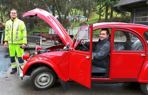 Im Dezember 2017 stellten Bauhofleiter Martin Klausmann (links) und Bürgermeister Matthias Bauernfeind den Oldtimer Citroën 2CV der Presse vor. Nun urteilte das Gericht über den Besitzanspruch des Funds. Foto: Archivfoto: Haas