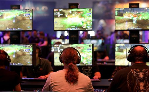 Besucher der 14. Gamescom in Köln spielen World of Warcraft. Foto: Berg Foto: Lahrer Zeitung