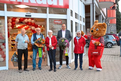 Vermieter Konrad Keller (von links), Helmut Scholl, Hildegard Keller, Jens Scholl und Bürgermeisterstellvertreterin Evi Laumann freuen sich mit dem Nahkauf-Bär über die Neueröffnung des Einkaufsmarkts. Foto: Kornfeld