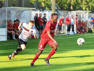 Yaya Conteh (in rot) traf für den FV Langenwinkel zum 1:0 gegen den SV Ulm.Foto: Künstle Foto: Lahrer Zeitung