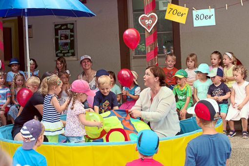 Kinder und Erzieherinnen nahmen die Gäste mit auf eine musikalische Zeitreise und tanzten auch zum Hit  99 Luftballons von Nena. Fotos: Kiryakova Foto: Lahrer Zeitung