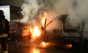 Zwei Autos brennen in der Nacht in Lahr. Es entstand ein Schaden von 12.000 Euro.  Foto: Künstle