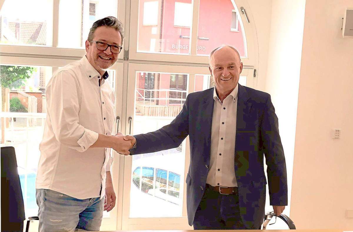 Die Verträge für die Naturkita haben Marko Kaldewey (links), Geschäftsführer des Betreiberunternehmens Vielfalt für Kinder, und Bürgermeister Dietmar Benz unterzeichnet.
