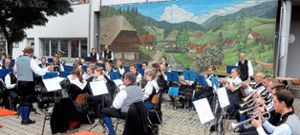 Gute Stimmung herrschte bei Musikern und Publikum beim Sommerabendkonzert vor dem Dorfgemeinschaftshaus in Halbmeil. Foto: Jehle