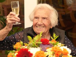 Gemeinsam anstoßen –  ja, den Sekt trinken – nein: Hilde Pflüger wurde 108 Jahre alt. Noch nie hat sie in ihrem Leben Alkohol getrunken. Foto: Bohnert-Seidel