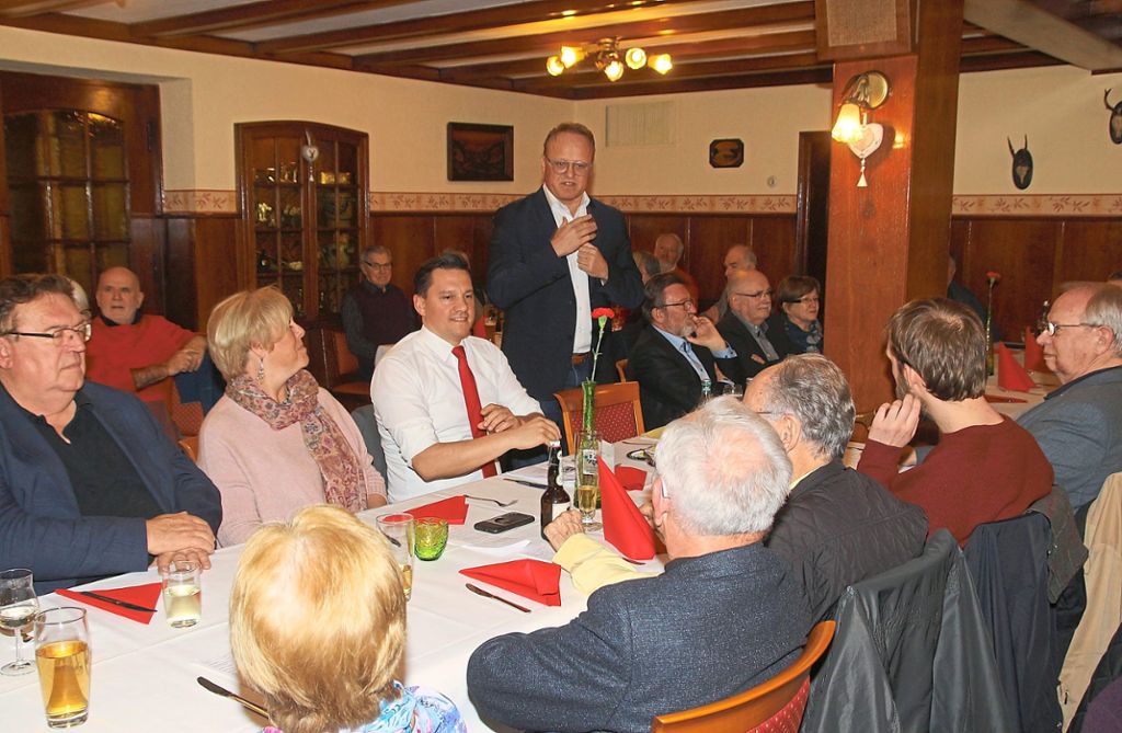 SPD-Kreisvorsitzender Karl-Rainer Kopf fungierte zum ersten Mal als Gastgeber des Heringsessens. Foto: Haberer Foto: Lahrer Zeitung