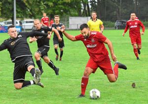 Yasin Ilhan (in Rot) erzielte beim Heimsieg des FV Langenwinkel drei der fünf Treffer.  Foto: Künstle Foto: Lahrer Zeitung