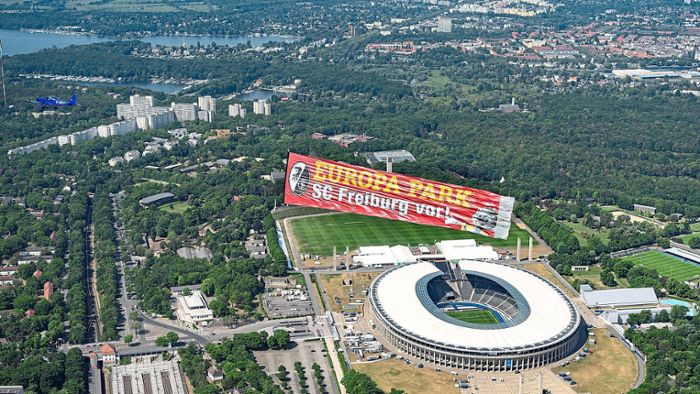 Krasse Aktion des Europa-Parks: Riesiges SC-Freiburg-Banner kreist über Berlin