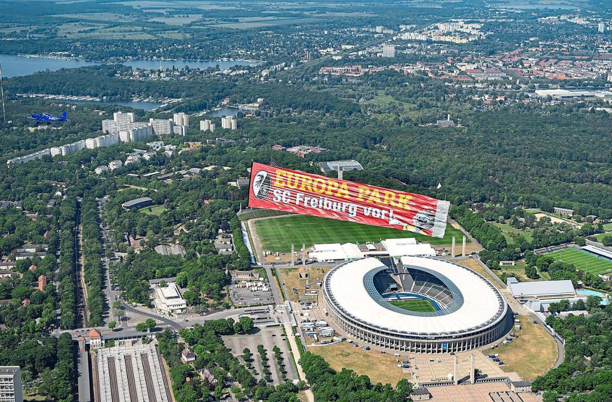Nicht zu übersehen: Drei Tage lang lässt der Europa-Park das riesige SC-Freiburg-Banner über Berlin schweben. Foto: Europa-Park