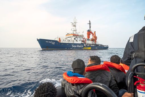 Seenotretter in Aktion: Das Bündnis United for Rescue hat unter anderem mit Hilfe der evangelischen Kirche das Schiff Sea-Watch 4 dabei unterstützt, Flüchtlingen im Mittelmeer das Leben zu retten. Foto: Fabian Melber
