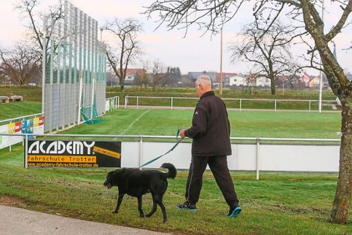 Vorsicht beim Gassigehen: Beim Grafenhausener Sportplatz sollen giftige Hundeköder ausgelegt worden sein.   Foto: Decoux-Kone