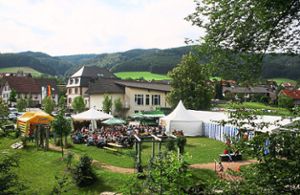 Auf dem Dorfplatz unterhalb der Gemeindehalle steigt das dreitägige Bachmusikfest.  Foto: privat Foto: Schwarzwälder Bote