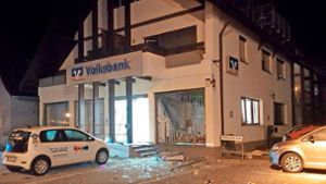 Die bislang unbekannten Täter haben eine Volksbank-Filiale in Rheinhausen ins Visier genommen. Durch die Sprengung wurden Wände und Fenster zerstört, Scherben reichten bis zur anderen Straßenseite. Foto: Feuerwehr Rheinhausen