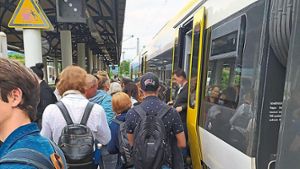 Zugverkehr fährt wieder: Pendler und Urlauber auf der Rheintalbahn können ihre Fahrt fortsetzen