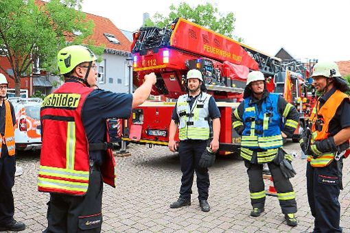 Lehrgangsleiter Michael Dietrich unterweist die Kräfte der Freiwilligen Feuerwehr Rust vor der praktischen Übung.   Foto: Gemeinde Rust