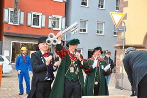 Geschafft! Zunftmeister Uwe Faller (Mitte) erhält von Bürgermeister Siegfried Scheffold (links) den Rathausschlüssel. Foto: Schwarzwälder Bote