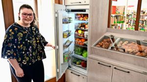 Elke Albietz hatte die Idee zu dem öffentlichen Kühlschrank und stellte ihn nun am Samstag vor. Foto: Wendling