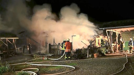 Die Ettenheimer Feuerwehren konnten verhindern, dass sich der Brand am Samstagabend auf nebenstehende Gebäudeteile ausbreitete. Foto: Künstle Foto: Lahrer Zeitung