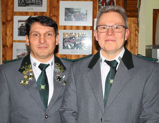 Antonio Massari (links) ist neuer Vorsitzender der Ringsheimer  Sportschützen. Sein Vorgänger Bernd Maier ist sein Stellvertreter. Foto: Mutz Foto: Lahrer Zeitung