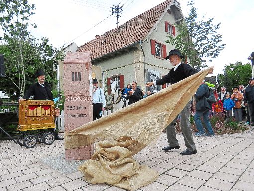 Bildhauer Walter Henniger (rechts) hatte anlässlich der Feierlichkeiten zu 950 Jahre Ichenheim einen  Jubiläumsstein gespendet.  Beim Festwochenende Anfang Oktober 2016  verwandelten sich das Dorf und die Höfe in ein buntes Museum.  Foto: Archiv