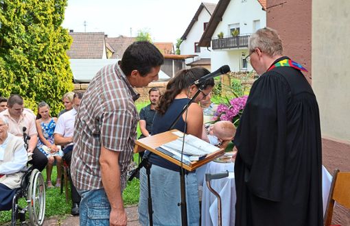 Pfarrer Wasmuth-Hödicke tauft  Lukas Schmitz mit aufbereitetem Schutterwasser. Foto: Arbandt Foto: Lahrer Zeitung