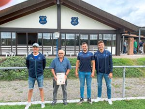 Das Vorstandstrio  Andreas Ellereit (links),  Fabian Kern (Zweiter von rechts) und  Marc Karkossa (rechts) ehrten Karl Pramberger für seine 50-jährige Treue zum Verein. Foto: FC Ottenheim