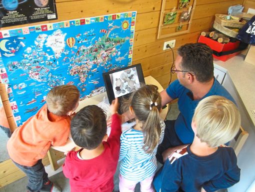 Kleine Dinge ganz groß: Ein Vater zeigt den Kindergartenkindern mithilfe von  Mikroskop und Laptop, wie ihre Funde vergrößert aussehen.  Foto: Meier Foto: Lahrer Zeitung