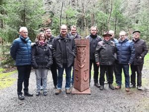 Bürgermeister und kommunale Vertreter aus Hofstetten, Schuttertal und Biederbach trafen sich am Grenzstein.  Foto: privat Foto: Schwarzwälder Bote