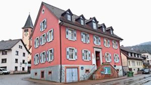 Die Fassade des Dörlinbacher Rathauses soll saniert werden. Im Haushalt stehen 167 000 Euro bereit. Zu klären war noch, ob die Fensterläden aus Holz durch solche aus Aluminium ersetzt werden. Foto: Wolf