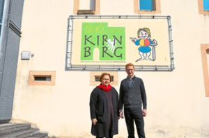 Claudia Bühler vom  Tourismusbüro Herbolzheim und Bürgermeister Thomas Gedemer vor dem neuen Maskottchen Burgi. Foto: Göpfert Foto: Lahrer Zeitung