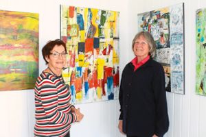 Staffelübergabe: In der Kleinen Galerie Nr. 7 wird Ingrid Lippler (links) ihre Werke bis zum 5. April ausstellen. Foto: Störr Foto: Schwarzwälder Bote
