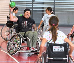 Roland Blanke, Referent des Badischen Behindertensportverbands, zeigte den Schülern in Ichenheim, wie sie sich im Rollstuhl bewegen und gleichzeitig den Ball kontrollieren können. Foto: Fotos: Wendling