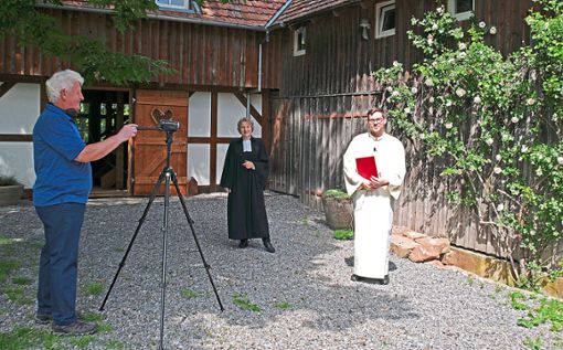 Dreharbeiten bei der ­ Glatzenmühle    (von links):  Horst Fahrländer,   Anke Doleschal und   Tim ZimmermannFoto: Kiryakova Foto: Lahrer Zeitung