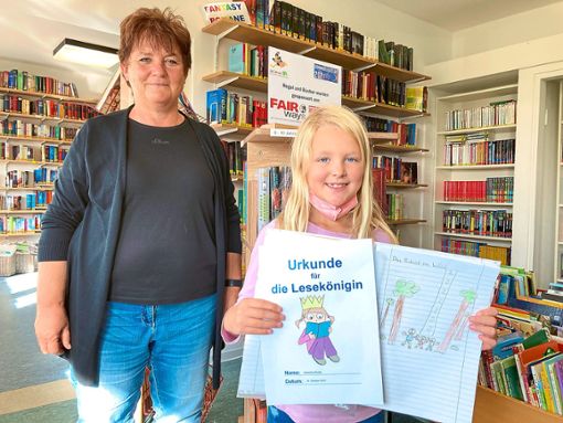 Claudia Gießler vom Büchereiteam, die den Lesemarathon initiiert und organisiert hat, freut sich mit einer der Preisträgerinnen Jasmina Kutlu aus Heiligenzell über den Erfolg der Veranstaltung. Foto: Bohnert-Seidel
