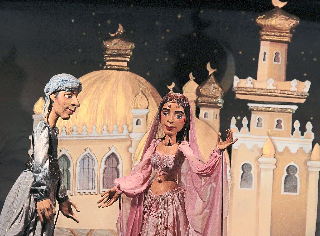 Aladin verliebt sich in die Prinzessin – und kann  am Ende des Stücks natürlich ihr Herz erobern. Foto: Haberer Foto: Lahrer Zeitung