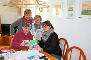 Aller Anfang ist schwer: Ursula Aberle, Ursel Schmid und Heidi Schwarzer erklären Redakteurin Katharina Beule (rechts) die alemannische Mundart.  Foto: Aberle Foto: Schwarzwälder Bote