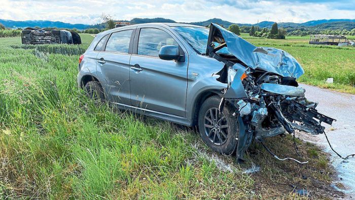 Schwerer Unfall bei Elgersweier: Kastenwagen kracht auf Auto und überschlägt sich