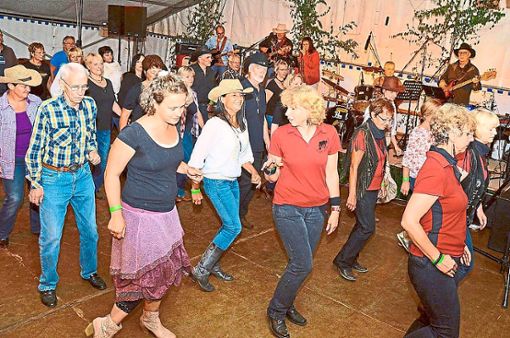 Auch in diesem Jahr werden Line-Dance-Gruppen im Festzelt aktiv sein.  Archivfoto: Dach Foto: Lahrer Zeitung