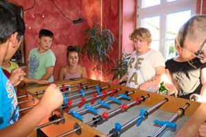 Kinder im Friesenheimer Jugendbüro waren voller Eifer beim Spiel mit dem  Tischkicker dabei. Foto: Bohnert-Seidel Foto: Lahrer Zeitung