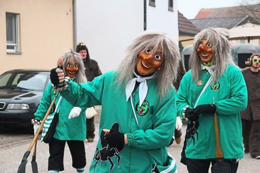 Mit ihren fröhlichen Masken und wilden Mähnen sorgen die Schnooge-Hansili bei Umzügen für gute Laune.  Foto: Archiv